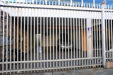 Casa para alugar com 300m², 3 quartos e 1 vaga Casa para alugar com 300m², 3 quartos e 1 vagaFachada