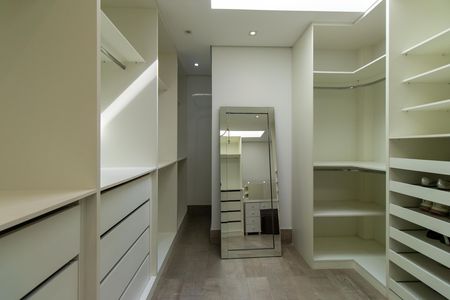 Casa de condomínio para alugar com 252m², 4 quartos e 4 vagas Casa de condomínio para alugar com 252m², 4 quartos e 4 vagasCloset do Quarto 3 - Suíte Master