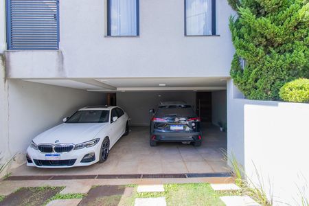 Casa de condomínio para alugar com 252m², 4 quartos e 4 vagas Casa de condomínio para alugar com 252m², 4 quartos e 4 vagasGaragem