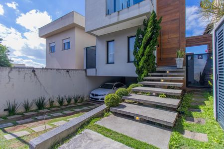 Fachada de casa de condomínio para alugar com 4 quartos, 252m² em Granja Caiapia, Cotia