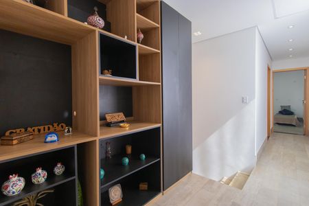 Casa de condomínio para alugar com 252m², 4 quartos e 4 vagas Casa de condomínio para alugar com 252m², 4 quartos e 4 vagasCorredor dos quartos