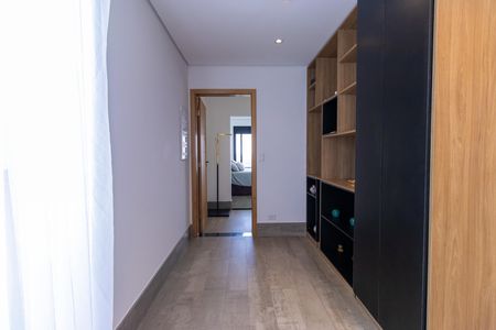 Casa de condomínio para alugar com 252m², 4 quartos e 4 vagas Casa de condomínio para alugar com 252m², 4 quartos e 4 vagasCorredor dos quartos