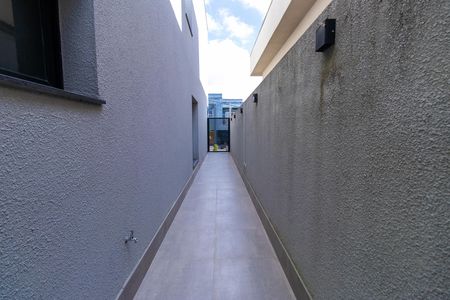 Casa de condomínio para alugar com 252m², 4 quartos e 4 vagas Casa de condomínio para alugar com 252m², 4 quartos e 4 vagasCorredor lateral