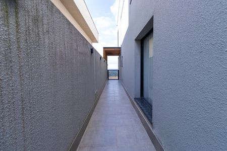 Casa de condomínio para alugar com 252m², 4 quartos e 4 vagas Casa de condomínio para alugar com 252m², 4 quartos e 4 vagasCorredor lateral