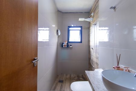 Casa de condomínio para alugar com 252m², 4 quartos e 4 vagas Casa de condomínio para alugar com 252m², 4 quartos e 4 vagasBanheiro do Espaço 2
