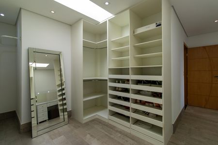 Casa de condomínio para alugar com 252m², 4 quartos e 4 vagas Casa de condomínio para alugar com 252m², 4 quartos e 4 vagasCloset do Quarto 3 - Suíte Master