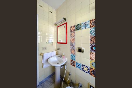 Banheiro social de apartamento à venda com 2 quartos, 57m² em Lapa de Baixo, São Paulo