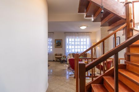 Casa de condomínio para alugar com 220m², 3 quartos e 3 vagas Casa de condomínio para alugar com 220m², 3 quartos e 3 vagasEscadas entre andares