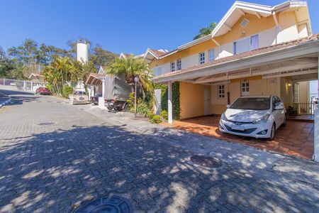 Casa de condomínio para alugar com 220m², 3 quartos e 3 vagas Casa de condomínio para alugar com 220m², 3 quartos e 3 vagasFachada