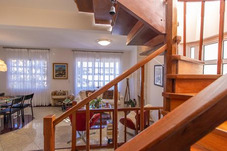 Casa de condomínio para alugar com 220m², 3 quartos e 3 vagas Casa de condomínio para alugar com 220m², 3 quartos e 3 vagasEscadas entre andares