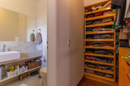 Casa de condomínio para alugar com 220m², 3 quartos e 3 vagas Casa de condomínio para alugar com 220m², 3 quartos e 3 vagasCloset do Quarto 3 - Suíte