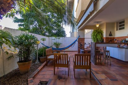 Casa de condomínio para alugar com 220m², 3 quartos e 3 vagas Casa de condomínio para alugar com 220m², 3 quartos e 3 vagasQuintal dos fundos/Area da churrasqueira