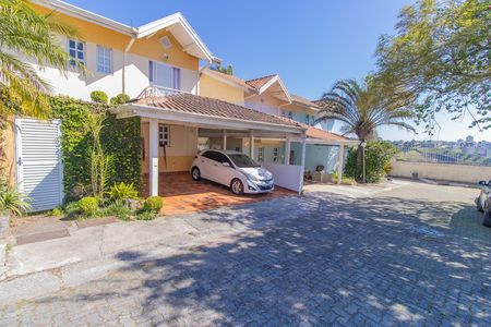 Casa de condomínio para alugar com 220m², 3 quartos e 3 vagas Casa de condomínio para alugar com 220m², 3 quartos e 3 vagasFachada