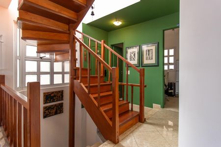 Casa de condomínio para alugar com 220m², 3 quartos e 3 vagas Casa de condomínio para alugar com 220m², 3 quartos e 3 vagasEscadas entre andares