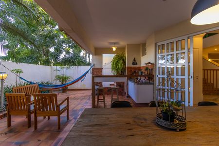 Casa de condomínio para alugar com 220m², 3 quartos e 3 vagas Casa de condomínio para alugar com 220m², 3 quartos e 3 vagasQuintal dos fundos/Area da churrasqueira