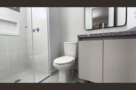 Banheiro de kitnet/studio para alugar com 1 quarto, 28m² em Liberdade, São Paulo