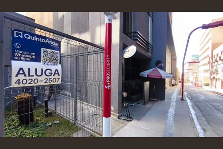 Fachada + Plaquinha de kitnet/studio para alugar com 1 quarto, 28m² em Liberdade, São Paulo