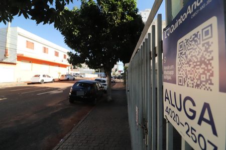 Plaquinha de apartamento para alugar com 3 quartos, 75m² em Saraiva, Uberlândia