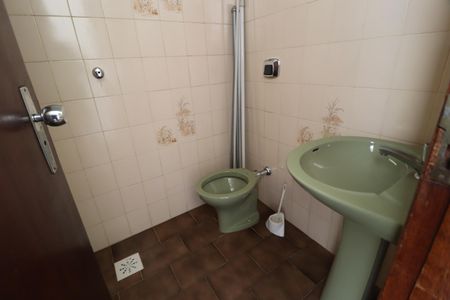 Banheiro de serviço de apartamento para alugar com 3 quartos, 114m² em Martins, Uberlândia