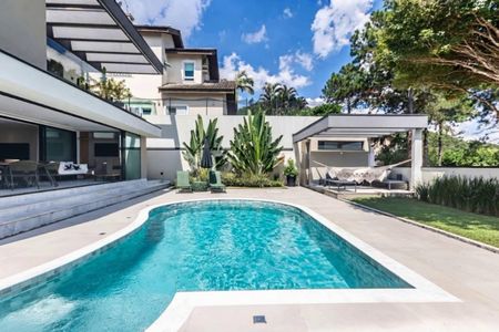 Casa de condomínio à venda com 573m², 4 quartos e 6 vagas Casa de condomínio à venda com 573m², 4 quartos e 6 vagasFoto 01