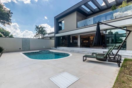Casa de condomínio à venda com 573m², 4 quartos e 6 vagas Casa de condomínio à venda com 573m², 4 quartos e 6 vagasFoto 03