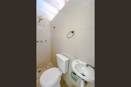 Banheiro de serviço de casa à venda com 3 quartos, 220m² em Vila Invernada, São Paulo