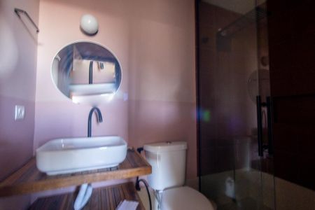 Banheiro Social de kitnet/studio para alugar com 1 quarto, 23m² em Novo Mundo, Curitiba