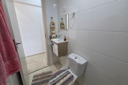 Banheiro de apartamento para alugar com 2 quartos, 67m² em Guilhermina, Praia Grande