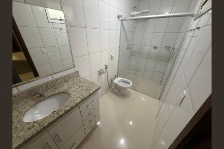 Banheiro de apartamento para alugar com 2 quartos, 72m² em Saraiva, Uberlândia