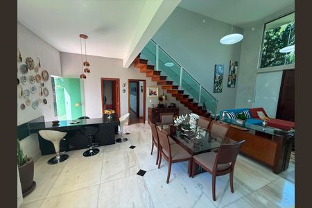 Sala de casa de condomínio para alugar com 5 quartos, 300m² em Retiro do Chale, Brumadinho