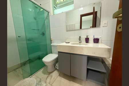 banheiro 3 de casa de condomínio para alugar com 5 quartos, 300m² em Retiro do Chale, Brumadinho