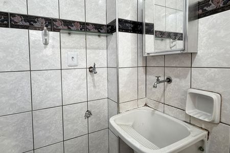 Banheiro de kitnet/studio para alugar com 1 quarto, 28m² em Gonzaga, Santos