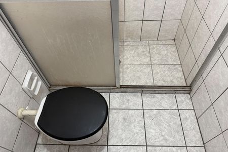 Banheiro de kitnet/studio para alugar com 1 quarto, 28m² em Gonzaga, Santos