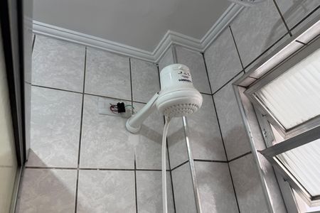 Banheiro de kitnet/studio para alugar com 1 quarto, 28m² em Gonzaga, Santos