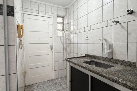Cozinha de kitnet/studio para alugar com 1 quarto, 28m² em Gonzaga, Santos