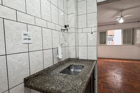 Cozinha de kitnet/studio para alugar com 1 quarto, 28m² em Gonzaga, Santos