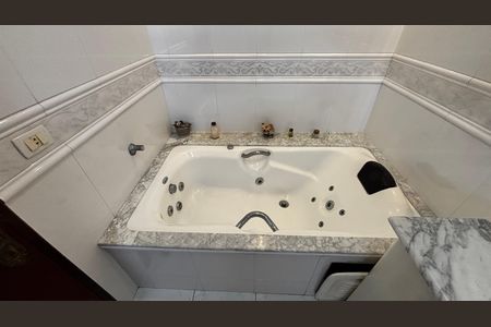 Casa para alugar com 580m², 4 quartos e 30 vagas Casa para alugar com 580m², 4 quartos e 30 vagasBanheiro da Suíte 1