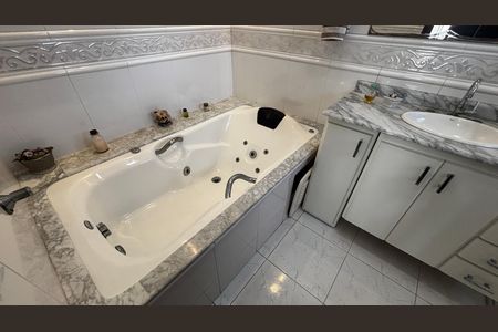 Casa para alugar com 580m², 4 quartos e 30 vagas Casa para alugar com 580m², 4 quartos e 30 vagasBanheiro da Suíte 1