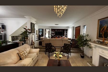 Casa para alugar com 580m², 4 quartos e 30 vagas Casa para alugar com 580m², 4 quartos e 30 vagasSala