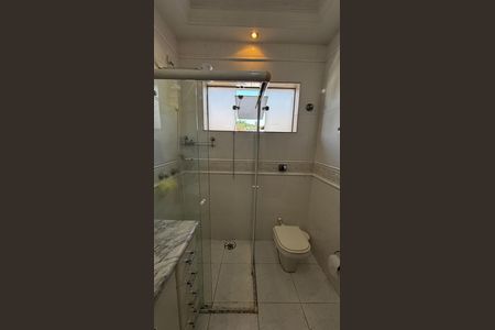 Casa para alugar com 580m², 4 quartos e 30 vagas Casa para alugar com 580m², 4 quartos e 30 vagasBanheiro da Suíte 1