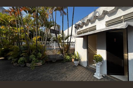 Casa para alugar com 580m², 4 quartos e 30 vagas Casa para alugar com 580m², 4 quartos e 30 vagasQuintal - Garagem