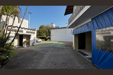 Casa para alugar com 580m², 4 quartos e 30 vagas Casa para alugar com 580m², 4 quartos e 30 vagasQuintal - Garagem