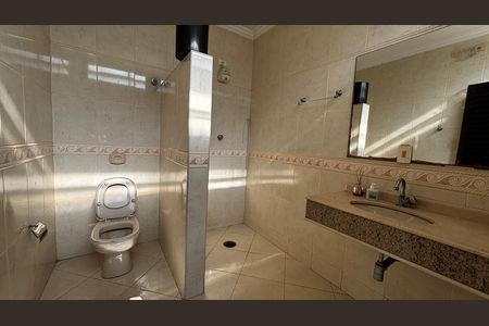 Casa para alugar com 580m², 4 quartos e 30 vagas Casa para alugar com 580m², 4 quartos e 30 vagasBanheiro da piscina