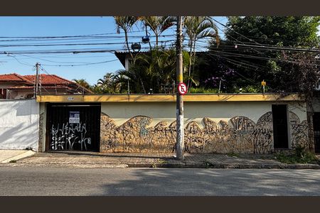 Casa para alugar com 580m², 4 quartos e 30 vagas Casa para alugar com 580m², 4 quartos e 30 vagasFachada