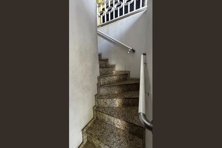 Casa para alugar com 580m², 4 quartos e 30 vagas Casa para alugar com 580m², 4 quartos e 30 vagasEscada