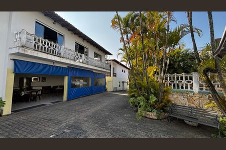 Casa para alugar com 580m², 4 quartos e 30 vagas Casa para alugar com 580m², 4 quartos e 30 vagasQuintal - Garagem
