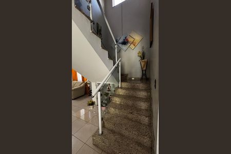 Casa para alugar com 580m², 4 quartos e 30 vagas Casa para alugar com 580m², 4 quartos e 30 vagasEscada