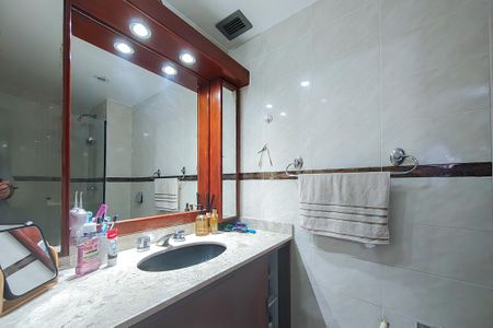 Apartamento à venda com 96m², 2 quartos e 1 vaga Apartamento à venda com 96m², 2 quartos e 1 vagaBanheiro da Suite
