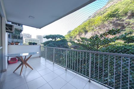 Apartamento à venda com 96m², 2 quartos e 1 vaga Apartamento à venda com 96m², 2 quartos e 1 vagaVaranda