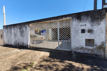 Casa à venda com 250m², 3 quartos e 3 vagas Casa à venda com 250m², 3 quartos e 3 vagasFachada